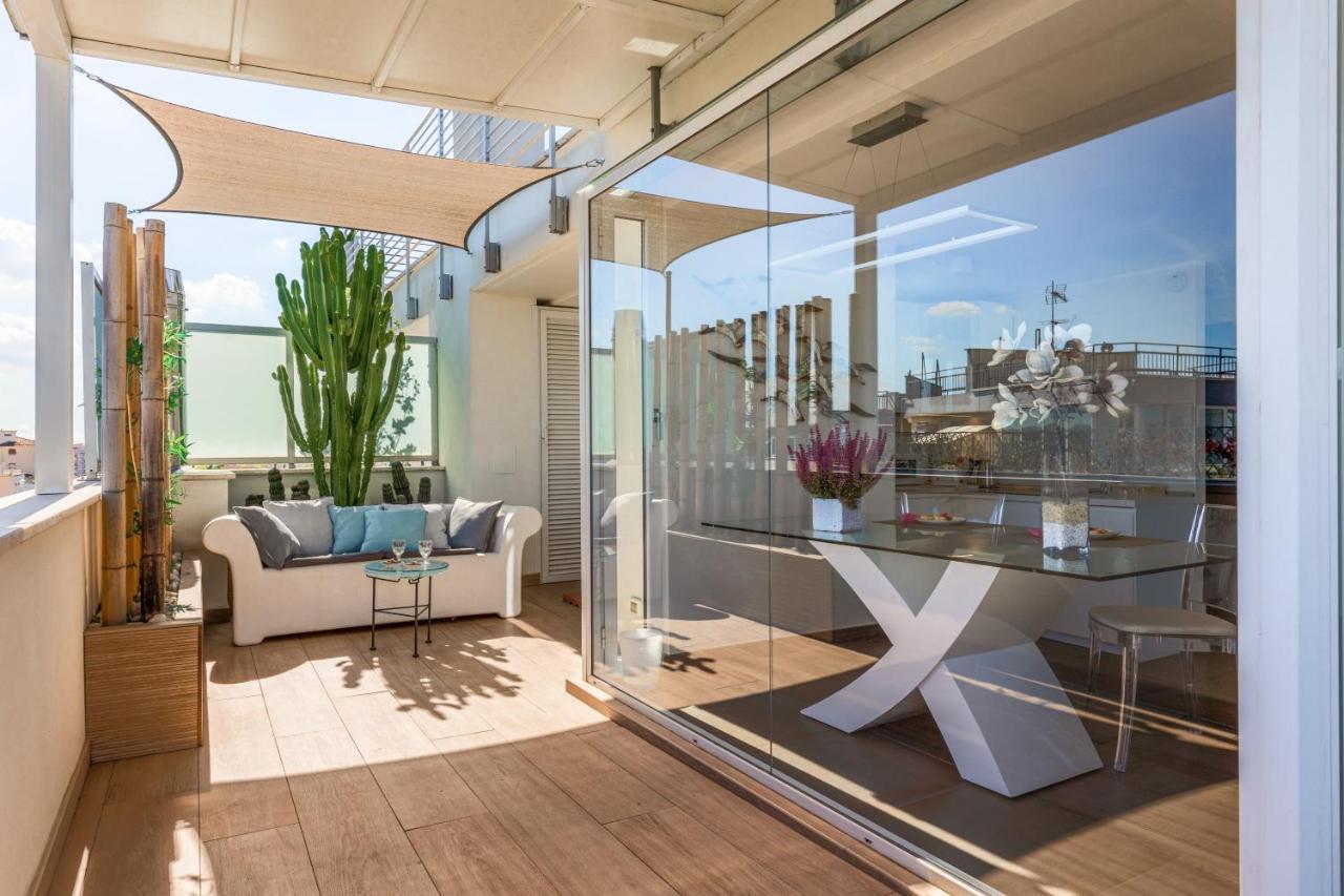 Penthouse With A Panoramic Rooftop In Trastevere With Seasonally Jacuzzi Appartamento